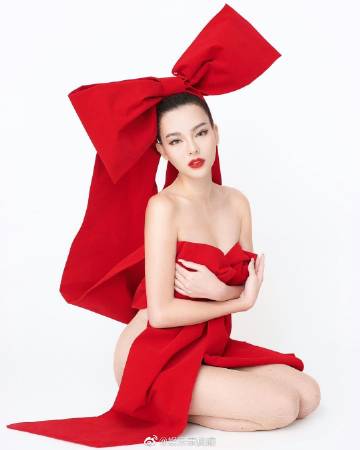 圣诞节明星纷纷晒照送祝福 多位女星造型引粉丝热议