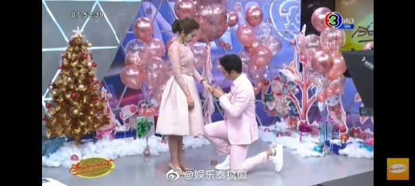 Tor Saksit圣诞节直播惊喜求婚Bright 九年爱情长跑迎来浪漫一刻