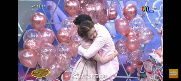 Tor Saksit圣诞节直播惊喜求婚Bright 九年爱情长跑迎来浪漫一刻