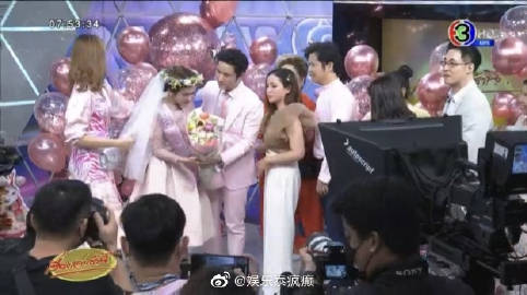 Tor Saksit圣诞节直播惊喜求婚Bright 九年爱情长跑迎来浪漫一刻