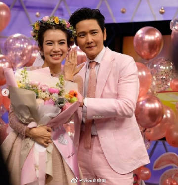 Tor Saksit圣诞节直播惊喜求婚Bright 九年爱情长跑迎来浪漫一刻