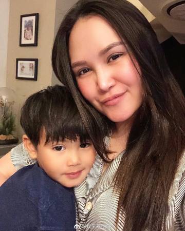 Tata Young节目中首度回应婚姻状况 承认已与丈夫分开并将共同抚养孩子