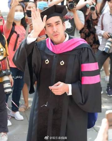 Nadech Kugimiya获艺术传媒硕士学位 学校发布毕业彩排照片引粉丝祝贺