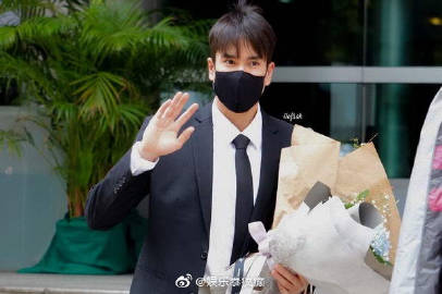 Nadech Kugimiya获艺术传媒硕士学位 学校发布毕业彩排照片引粉丝祝贺