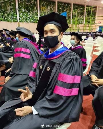 Nadech Kugimiya获艺术传媒硕士学位 学校发布毕业彩排照片引粉丝祝贺