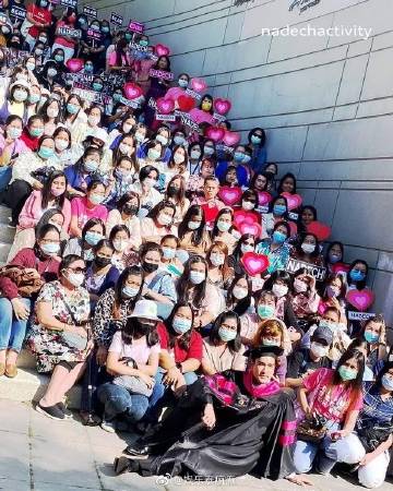 Nadech Kugimiya获艺术传媒硕士学位 学校发布毕业彩排照片引粉丝祝贺