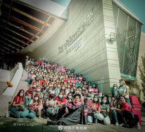 Nadech Kugimiya获艺术传媒硕士学位 学校发布毕业彩排照片引粉丝祝贺