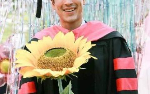 Nadech Kugimiya获艺术传媒硕士学位 学校发布毕业彩排照片引粉丝祝贺