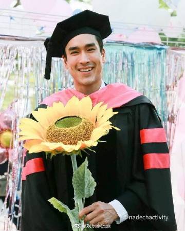 Nadech Kugimiya获艺术传媒硕士学位 学校发布毕业彩排照片引粉丝祝贺