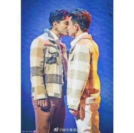 Gun、Ritz与Tono出道十周年合体开唱 演唱会互动掀粉丝热议