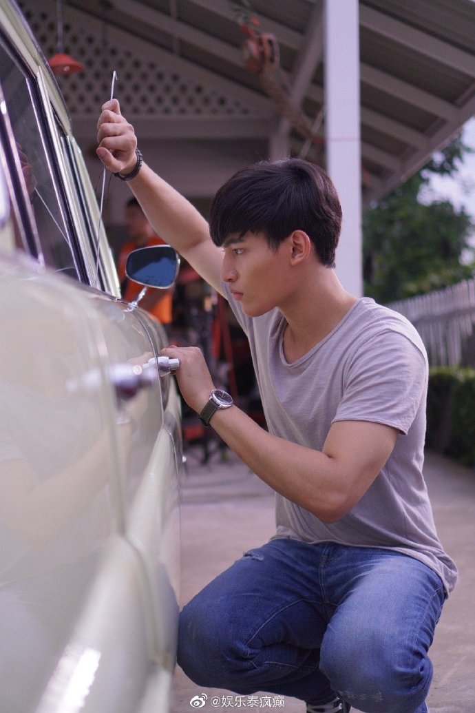 《浪漫的蓝色》翻拍版释出剧照 Ohm Thitiwat携Singto与Namtan主演引期待