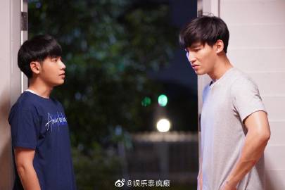 《浪漫的蓝色》翻拍版释出剧照 Ohm Thitiwat携Singto与Namtan主演引期待