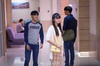 《浪漫的蓝色》翻拍版释出剧照 Ohm Thitiwat携Singto与Namtan主演引期待