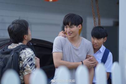 《浪漫的蓝色》翻拍版释出剧照 Ohm Thitiwat携Singto与Namtan主演引期待