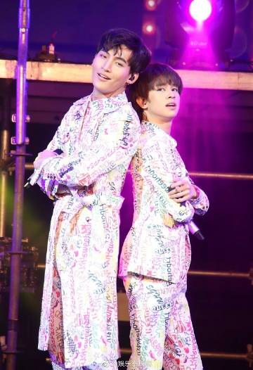 Ohm Thitiwat与Fluke Natouch粉丝见面会举行 门票售罄引热烈关注