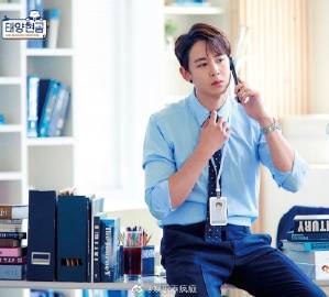 泰籍韩团成员Nichkhun Horvejkul因遭受私生饭不断骚扰，造成巨大的困扰及身心俱疲。遂向首尔地方法庭申请禁制令，要求一名金姓私生饭禁止靠近Nichkhun，但该项请求近期被法庭驳回，许多粉丝怒批是恐龙法官所下的判决。 法庭采用金姓私生饭说辞，表示其三个月之内都没有用任何形式和渠道靠近和骚扰Nichkhun，因此很难认定未来会再犯。但法院留了但书，称如果金姓私生饭日后再犯会加重其惩罚。 许多粉丝看到新闻报道后直呼太离谱，还有粉丝认为法官对受害者没有任何同情心，不配担任法官一职。也有粉丝称"难道一定要出事法庭才重视吗?"等发泄字样，处处看得出粉丝对Nichkhun的关心与不舍。