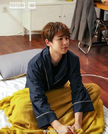 泰籍韩团成员Nichkhun Horvejkul因遭受私生饭不断骚扰，造成巨大的困扰及身心俱疲。遂向首尔地方法庭申请禁制令，要求一名金姓私生饭禁止靠近Nichkhun，但该项请求近期被法庭驳回，许多粉丝怒批是恐龙法官所下的判决。 法庭采用金姓私生饭说辞，表示其三个月之内都没有用任何形式和渠道靠近和骚扰Nichkhun，因此很难认定未来会再犯。但法院留了但书，称如果金姓私生饭日后再犯会加重其惩罚。 许多粉丝看到新闻报道后直呼太离谱，还有粉丝认为法官对受害者没有任何同情心，不配担任法官一职。也有粉丝称"难道一定要出事法庭才重视吗?"等发泄字样，处处看得出粉丝对Nichkhun的关心与不舍。