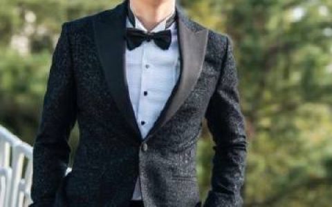 泰籍韩团成员Nichkhun Horvejkul因遭受私生饭不断骚扰，造成巨大的困扰及身心俱疲。遂向首尔地方法庭申请禁制令，要求一名金姓私生饭禁止靠近Nichkhun，但该项请求近期被法庭驳回，许多粉丝怒批是恐龙法官所下的判决。 法庭采用金姓私生饭说辞，表示其三个月之内都没有用任何形式和渠道靠近和骚扰Nichkhun，因此很难认定未来会再犯。但法院留了但书，称如果金姓私生饭日后再犯会加重其惩罚。 许多粉丝看到新闻报道后直呼太离谱，还有粉丝认为法官对受害者没有任何同情心，不配担任法官一职。也有粉丝称”难道一定要出事法庭才重视吗?”等发泄字样，处处看得出粉丝对Nichkhun的关心与不舍。