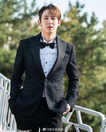 泰籍韩团成员Nichkhun Horvejkul因遭受私生饭不断骚扰，造成巨大的困扰及身心俱疲。遂向首尔地方法庭申请禁制令，要求一名金姓私生饭禁止靠近Nichkhun，但该项请求近期被法庭驳回，许多粉丝怒批是恐龙法官所下的判决。 法庭采用金姓私生饭说辞，表示其三个月之内都没有用任何形式和渠道靠近和骚扰Nichkhun，因此很难认定未来会再犯。但法院留了但书，称如果金姓私生饭日后再犯会加重其惩罚。 许多粉丝看到新闻报道后直呼太离谱，还有粉丝认为法官对受害者没有任何同情心，不配担任法官一职。也有粉丝称"难道一定要出事法庭才重视吗?"等发泄字样，处处看得出粉丝对Nichkhun的关心与不舍。