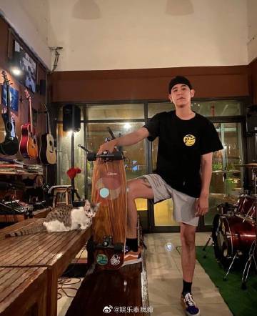 七台公告四位艺人将于年底离巢 引发粉丝关注与讨论