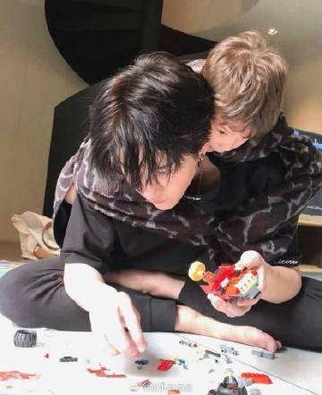 Mike Pirat与粉丝互动谈及与儿子联系情况引热议 双方亲属回应相关说法