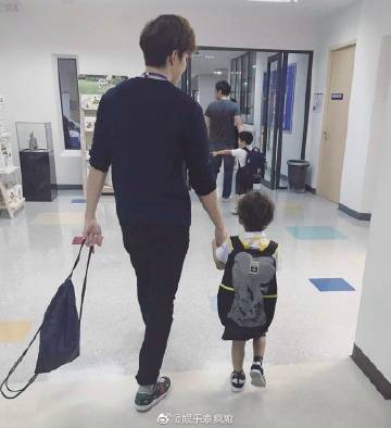 Mike Pirat与粉丝互动谈及与儿子联系情况引热议 双方亲属回应相关说法