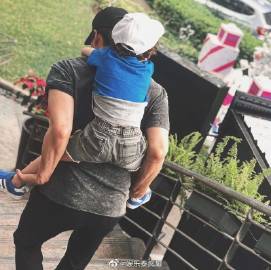 Mike Pirat与粉丝互动谈及与儿子联系情况引热议 双方亲属回应相关说法