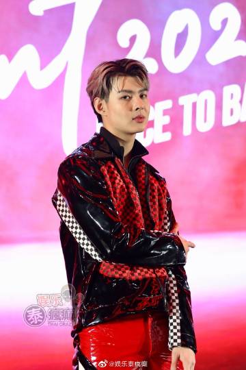 Saint Suppapong粉丝见面会举行 赛车主题舞台与新歌首唱引关注