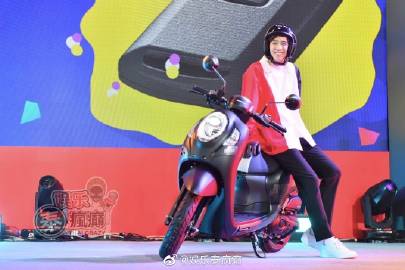 Saint Suppapong粉丝见面会举行 赛车主题舞台与新歌首唱引关注