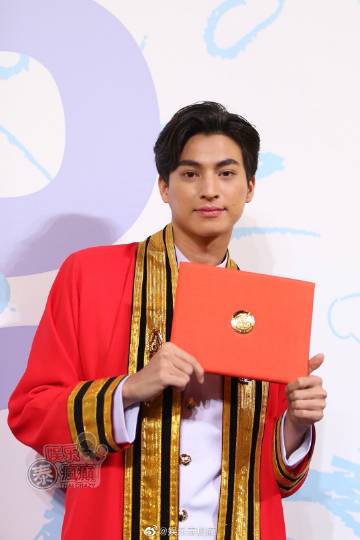 Gulf Kanawut举行毕业典礼 粉丝与圈内好友到场祝贺引关注