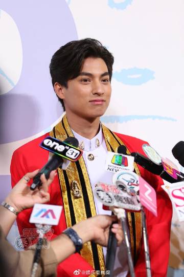 Gulf Kanawut举行毕业典礼 粉丝与圈内好友到场祝贺引关注