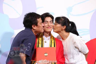 Gulf Kanawut举行毕业典礼 粉丝与圈内好友到场祝贺引关注