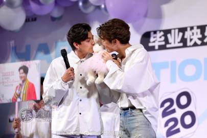 Gulf Kanawut举行毕业典礼 粉丝与圈内好友到场祝贺引关注