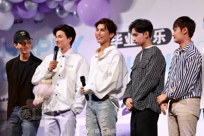 Gulf Kanawut举行毕业典礼 粉丝与圈内好友到场祝贺引关注