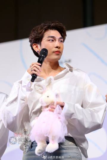 Gulf Kanawut举行毕业典礼 粉丝与圈内好友到场祝贺引关注