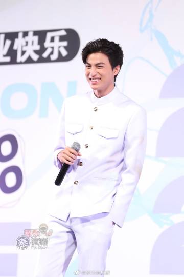 Gulf Kanawut举行毕业典礼 粉丝与圈内好友到场祝贺引关注