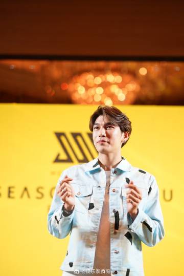 Mew Suppasit首支单曲《Season of You》MV播放破800万 签唱会吸引700粉丝参与