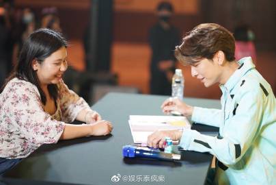 Mew Suppasit首支单曲《Season of You》MV播放破800万 签唱会吸引700粉丝参与