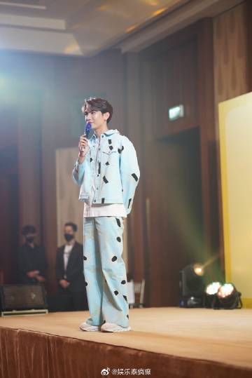 Mew Suppasit首支单曲《Season of You》MV播放破800万 签唱会吸引700粉丝参与