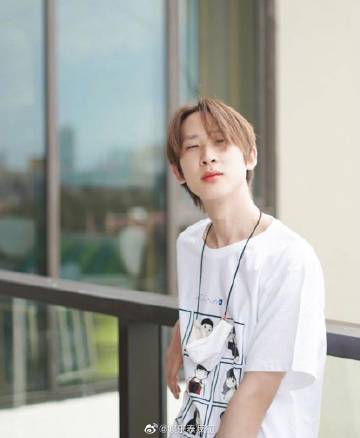 Mew Suppasit首支单曲《Season of You》MV播放破800万 签唱会吸引700粉丝参与