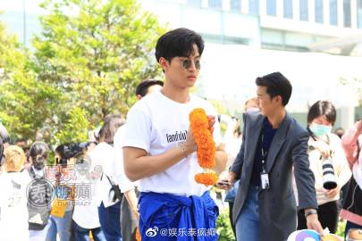 《Romantic Blue The Series》举行拜神仪式 Ohm Thitiwat携Singto与Namtan主演引关注