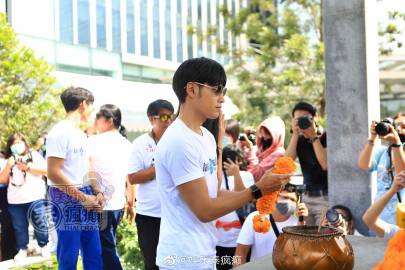 《Romantic Blue The Series》举行拜神仪式 Ohm Thitiwat携Singto与Namtan主演引关注