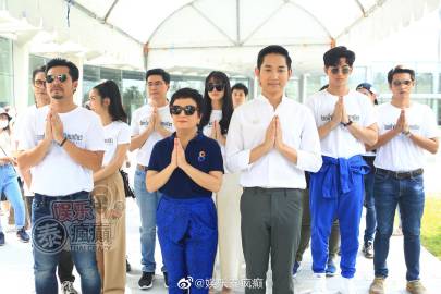 《Romantic Blue The Series》举行拜神仪式 Ohm Thitiwat携Singto与Namtan主演引关注