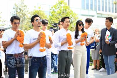 《Romantic Blue The Series》举行拜神仪式 Ohm Thitiwat携Singto与Namtan主演引关注