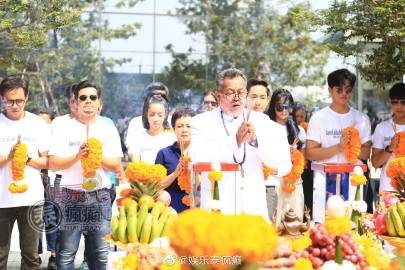 《Romantic Blue The Series》举行拜神仪式 Ohm Thitiwat携Singto与Namtan主演引关注