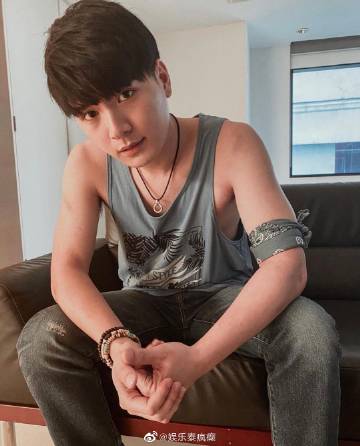 Krist Perawat发限时动态引猜测 言论内容引粉丝关注