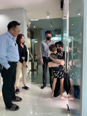 Mike Pirat与儿子Maxwell重逢画面感人 与Sarah纠纷后迎来温情时刻