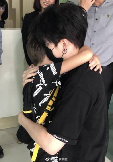 Mike Pirat与儿子Maxwell重逢画面感人 与Sarah纠纷后迎来温情时刻