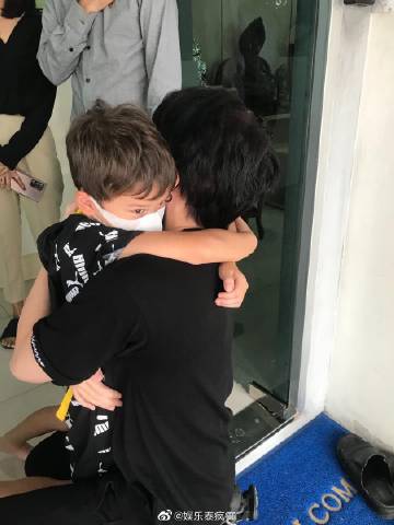 Mike Pirat与儿子Maxwell重逢画面感人 与Sarah纠纷后迎来温情时刻