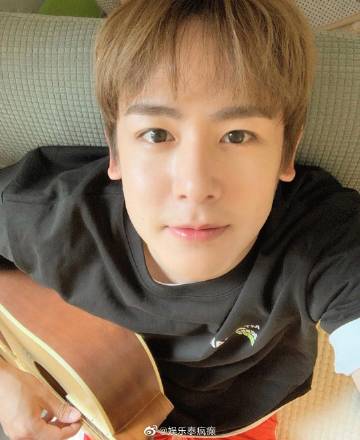 Nichkhun发文表达对暴力事件的关切 引发粉丝与网友讨论